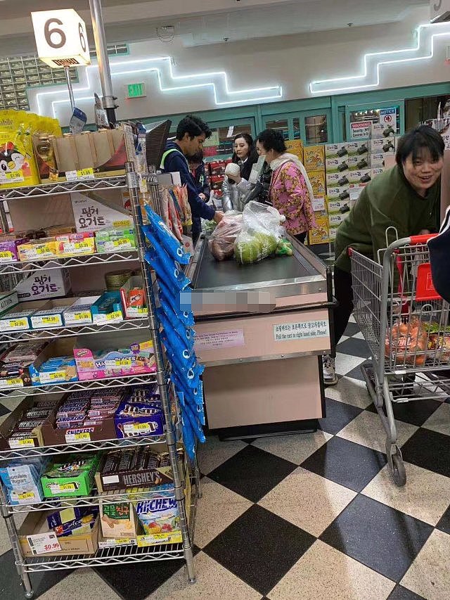 偶遇范冰冰美国逛超市，发福不少的她结账时就在收银台边吃起来（组图） - 4