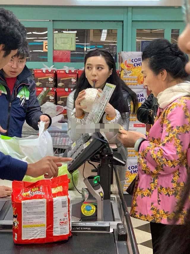 偶遇范冰冰美国逛超市，发福不少的她结账时就在收银台边吃起来（组图） - 5