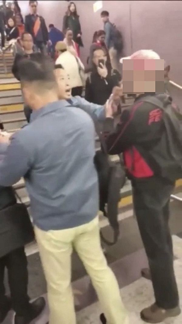 猖狂至极！香港两名外籍男子打伤警察，1人逃跑（组图） - 2