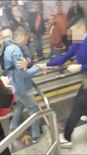 猖狂至极！香港两名外籍男子打伤警察，1人逃跑（组图） - 4