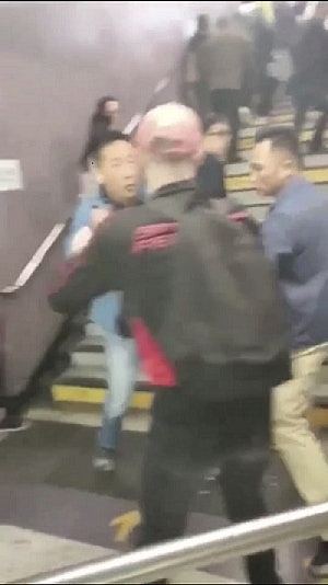 猖狂至极！香港两名外籍男子打伤警察，1人逃跑（组图） - 6