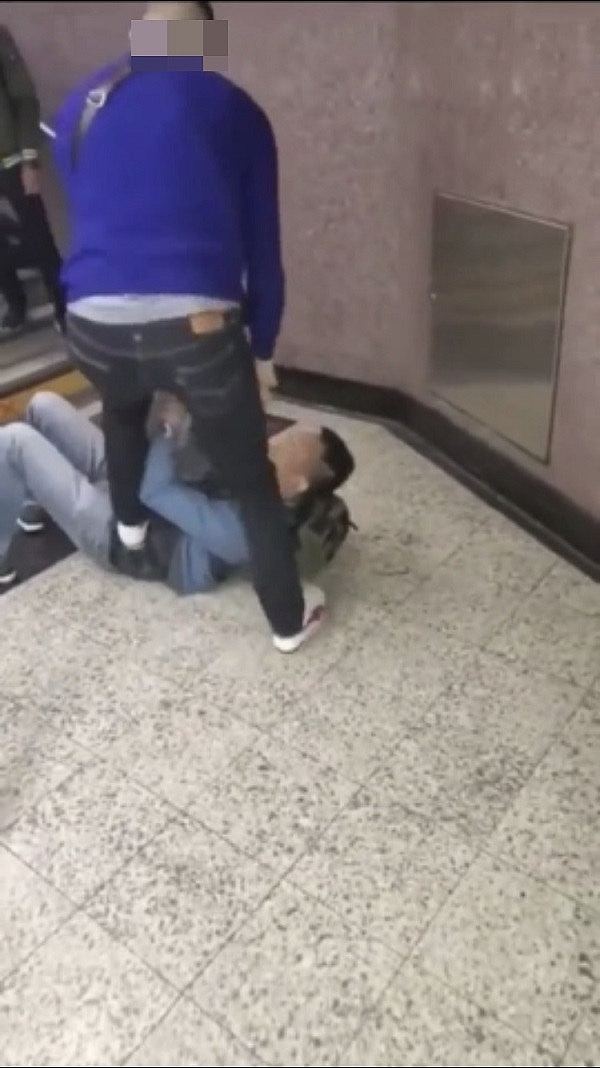 猖狂至极！香港两名外籍男子打伤警察，1人逃跑（组图） - 9