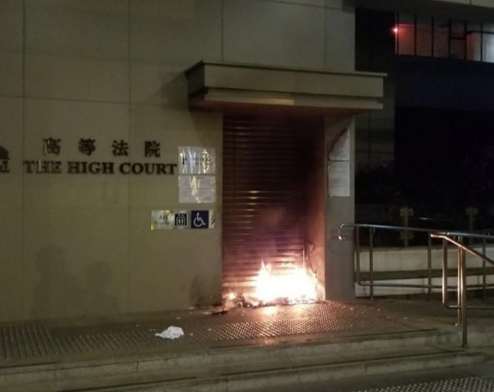 香港再掀12·8大游行 高法与终审法院遭纵火 港警首次检获真枪实弹（组图） - 10