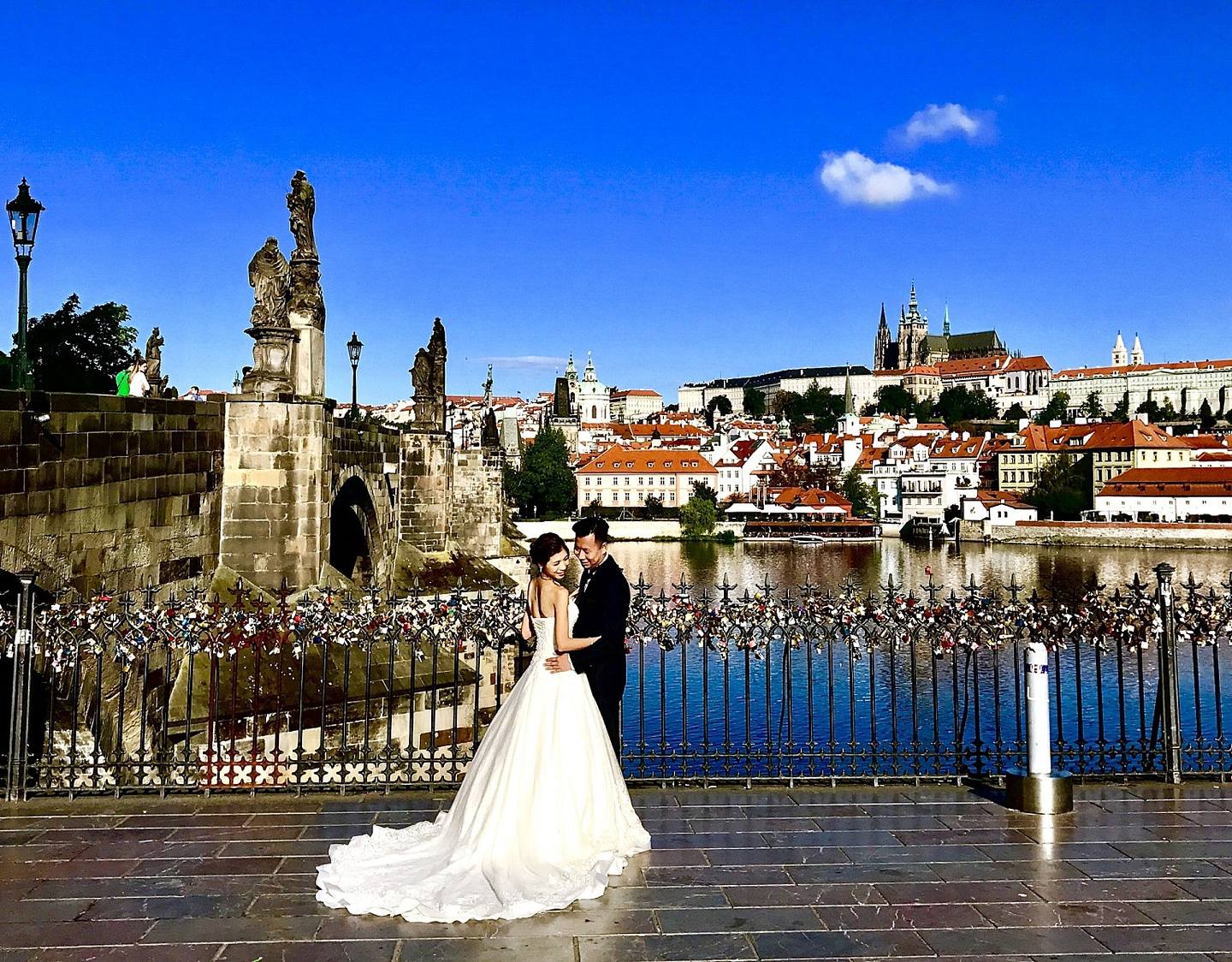圖為遊客在布拉格拍攝婚紗照。（VCG）