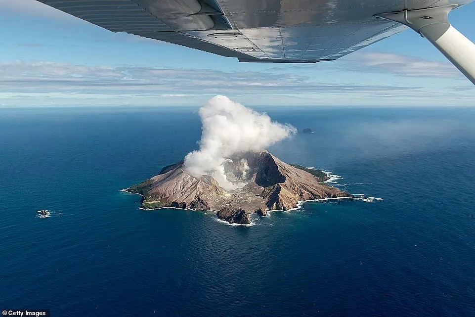 最新！邮轮公司冒死登岛！火山爆发后2度地震！失联中国游客疑增至6人（组图） - 11