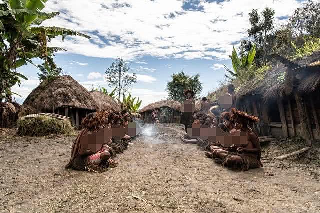 印尼前食人族部落保存着250年前村长遗体，每日烘烤保持新鲜