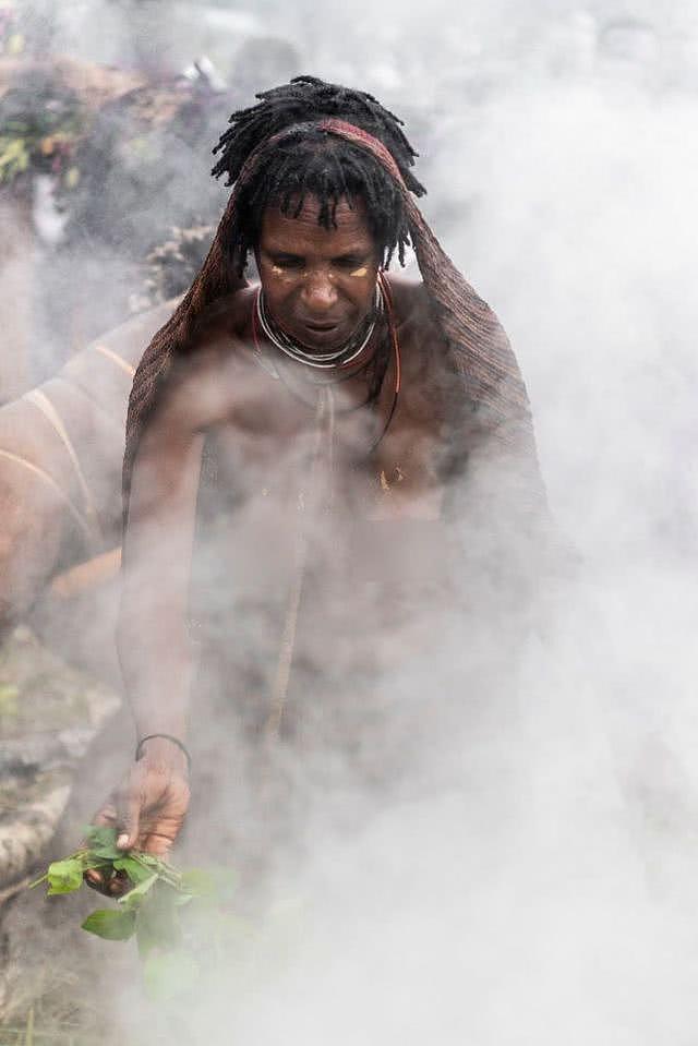 印尼前食人族部落保存着250年前村长遗体，每日烘烤保持新鲜