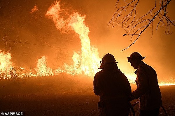 21854564-0-Firefighters_battling_the_Three_Mile_blaze_north_of_Sydney_discu-a-1_1576011642430.jpg,0