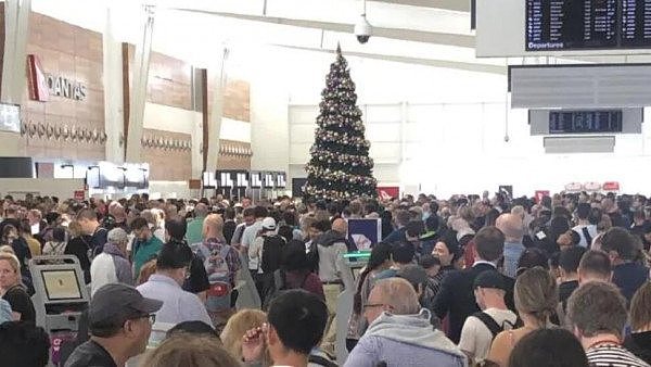 澳洲机场陷入“混乱”！数千旅客紧急撤离，需重新安检！部分航班延误（组图） - 2