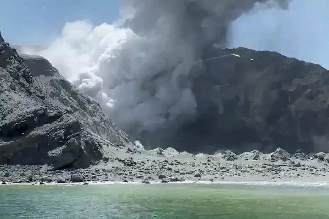新西兰火山爆发已致37人死伤 游客尸体瞬间被火山灰掩埋 中领馆紧急警告!（组图） - 2