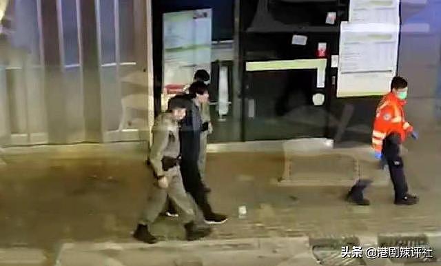 35岁香港男星被拘捕，当街跪拜3分钟求放过，曾自认渣男家暴前妻