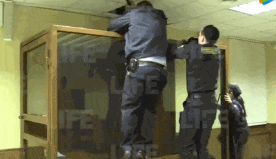 当着警员的面，俄罗斯18岁嫌犯从天花板开溜  ，试图脱下裤子“金蝉脱壳”（视频/组图） - 1