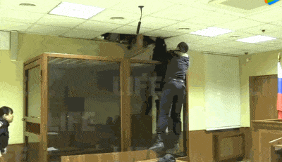 当着警员的面，俄罗斯18岁嫌犯从天花板开溜  ，试图脱下裤子“金蝉脱壳”（视频/组图） - 3