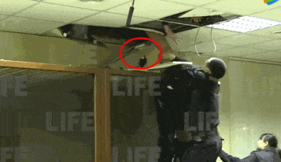 当着警员的面，俄罗斯18岁嫌犯从天花板开溜  ，试图脱下裤子“金蝉脱壳”（视频/组图） - 4