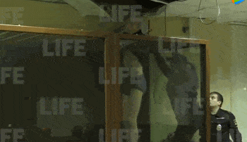 当着警员的面，俄罗斯18岁嫌犯从天花板开溜  ，试图脱下裤子“金蝉脱壳”（视频/组图） - 5