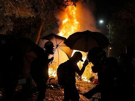 从香港骚乱到新疆交火 当资本主义走下神坛（组图） - 1