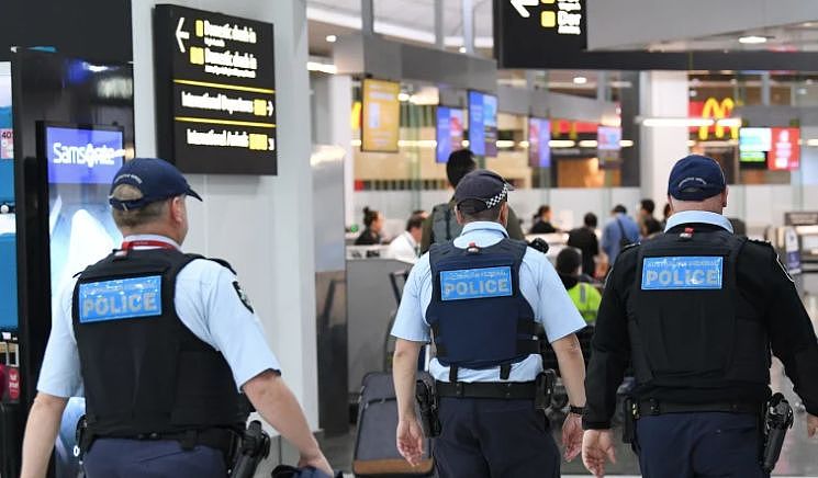 华人记得带ID！澳机场紧急疏散，旅客被逼重过安检，各大机场进入紧急戒备（组图） - 34