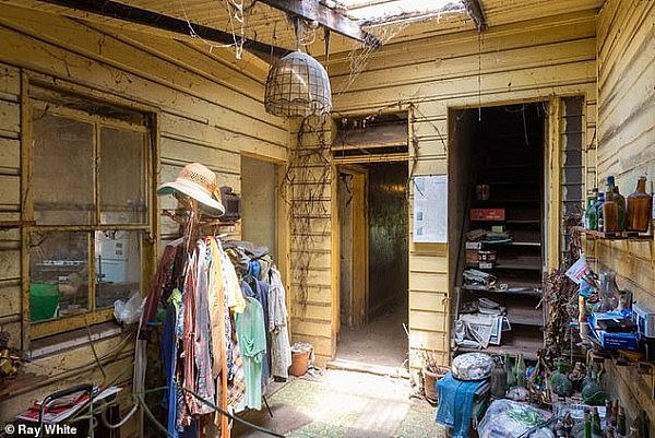 到处都是蜘蛛网、废弃的家具和令人毛骨悚然的墙纸，悉尼“鬼屋”售价竟可能高达300万澳元？！（组图） - 6