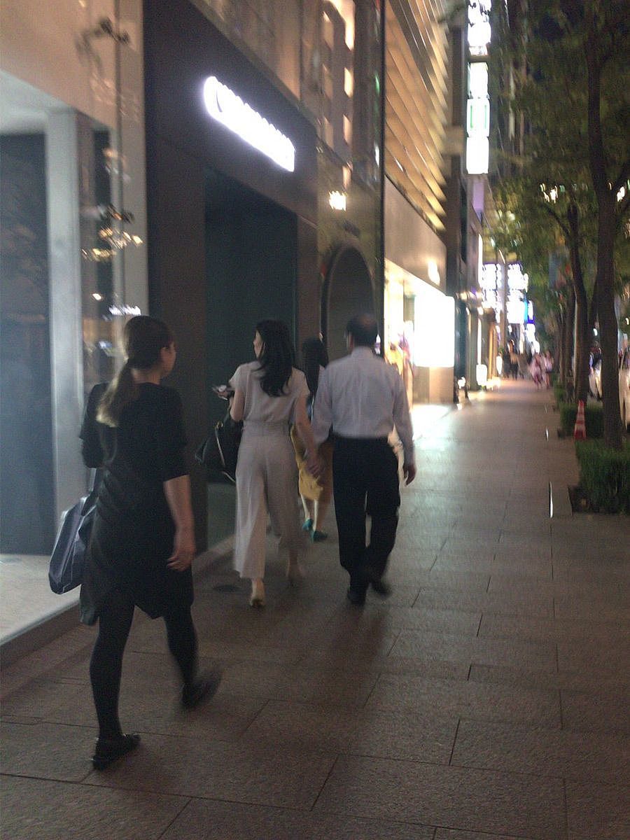  两人被拍到在东京都内牵手（文春online）