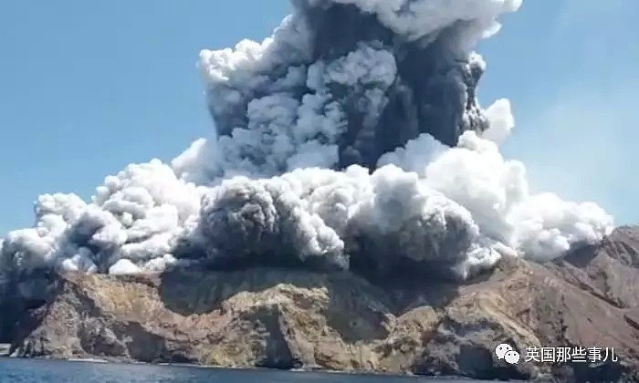 游人如织的火山小岛突然喷发... 才提高警报级别，却还是避免不了悲剧...（组图） - 1