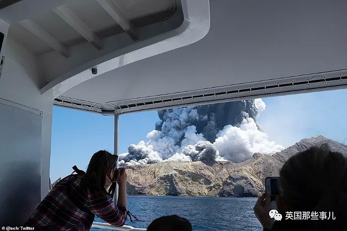 游人如织的火山小岛突然喷发... 才提高警报级别，却还是避免不了悲剧...（组图） - 4