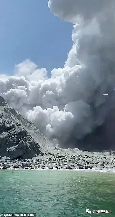 游人如织的火山小岛突然喷发... 才提高警报级别，却还是避免不了悲剧...（组图） - 24