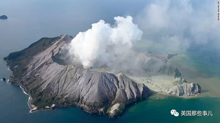 游人如织的火山小岛突然喷发... 才提高警报级别，却还是避免不了悲剧...（组图） - 32