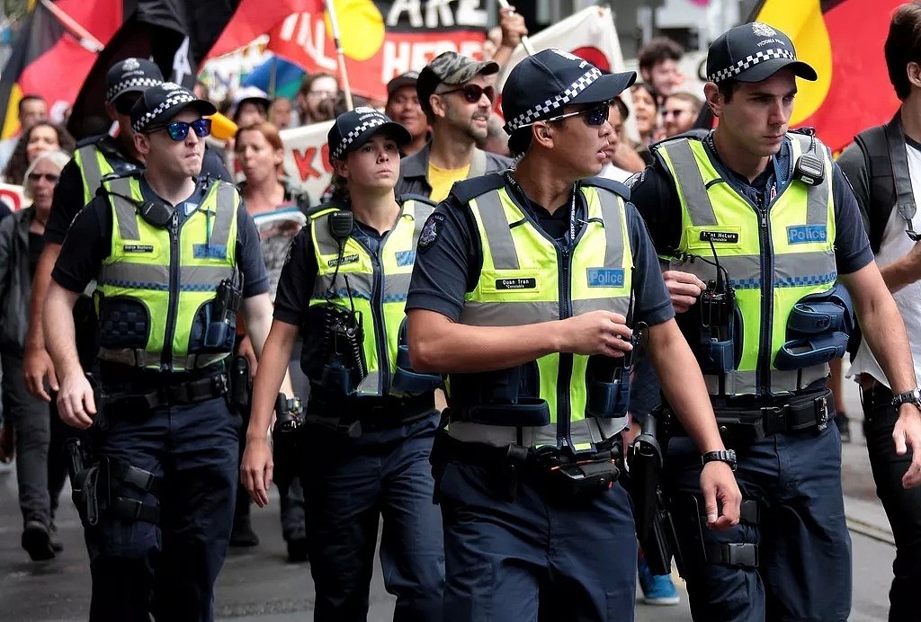 本周末，近2万澳洲警察上街搞事情！城市恐陷入“僵局”，超速停开罚单，车站学校取消警力！这下全乱套了… - 1