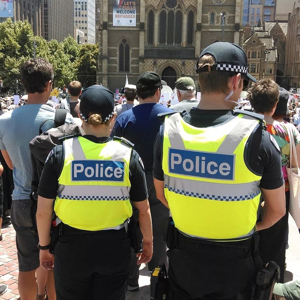 本周末，近2万澳洲警察上街搞事情！城市恐陷入“僵局”，超速停开罚单，车站学校取消警力！这下全乱套了… - 13