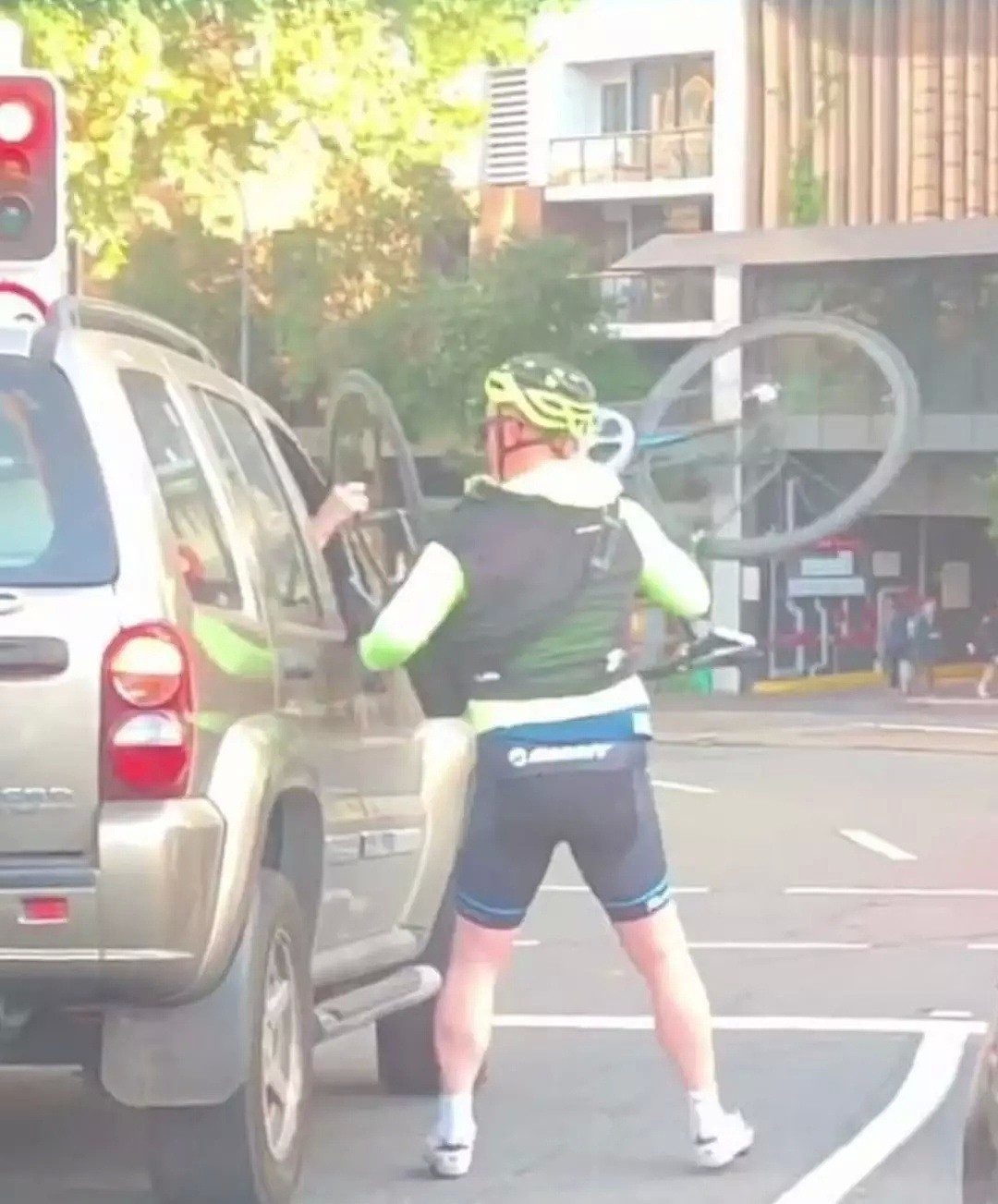 澳华人小哥骑车遭路怒，无端被骂“亚洲小混蛋！”悍妇司机下车就发飙，全程被拍下（视频/组图） - 29