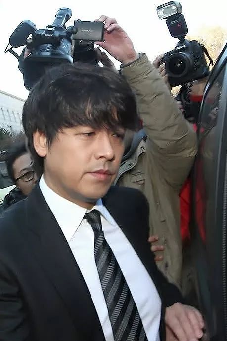 韩娱再曝暴力丑闻，51岁歌手刚订婚，就被控殴打酒店女至骨折（组图） - 8