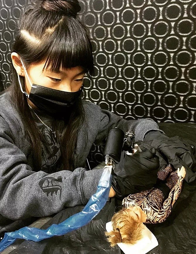 这个10岁小姑娘 是世上最年轻纹身师 有点酷（组图） - 4