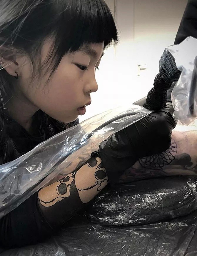 这个10岁小姑娘 是世上最年轻纹身师 有点酷（组图） - 6