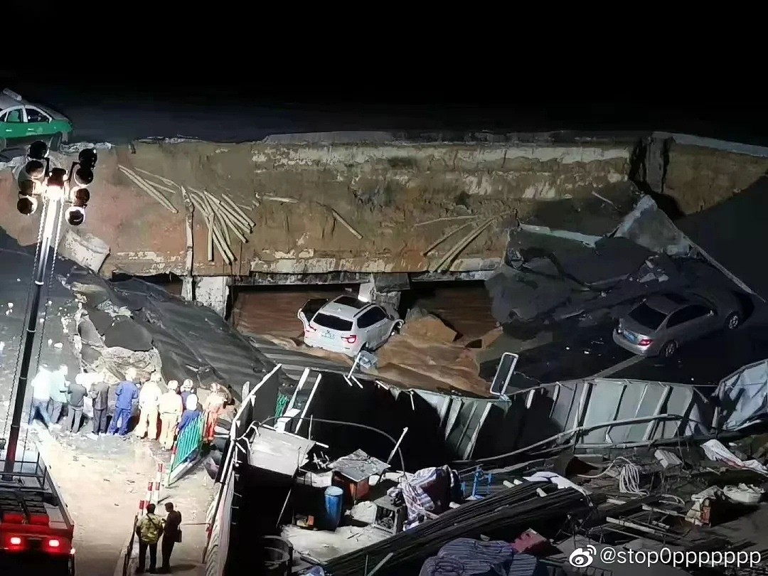福建厦门一地铁路面发生塌陷 车开着开着掉入坑中 暂无人员伤亡（视频/组图） - 5