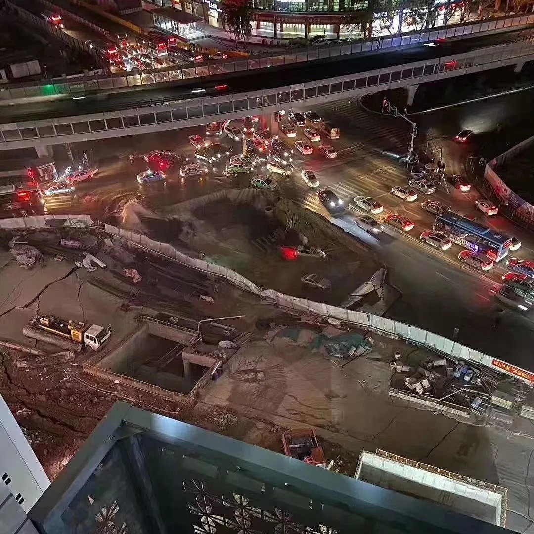 福建厦门一地铁路面发生塌陷 车开着开着掉入坑中 暂无人员伤亡（视频/组图） - 7