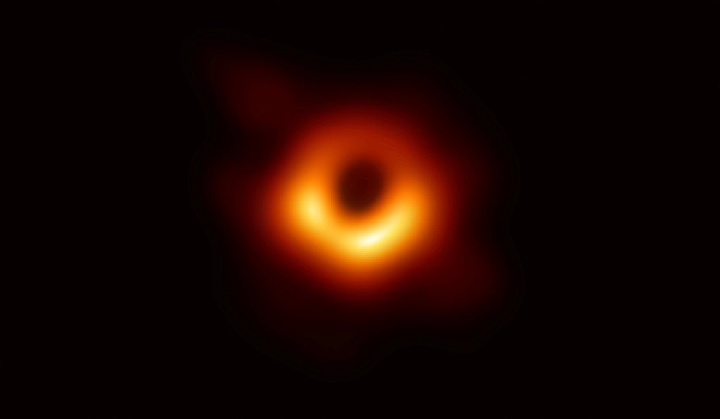 今年，天文学家发布了一张由多个天文台联合捕捉的黑洞图片。