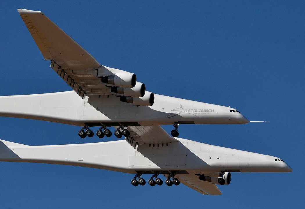 世界上最大的飞机平流层发射巨型双身飞机于4月13日在加利福尼亚的莫哈韦沙漠首飞。