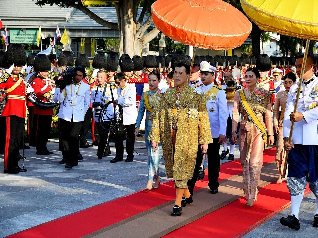 王妃被废黜后 泰国王后身穿军装亮相游行活动（组图） - 1