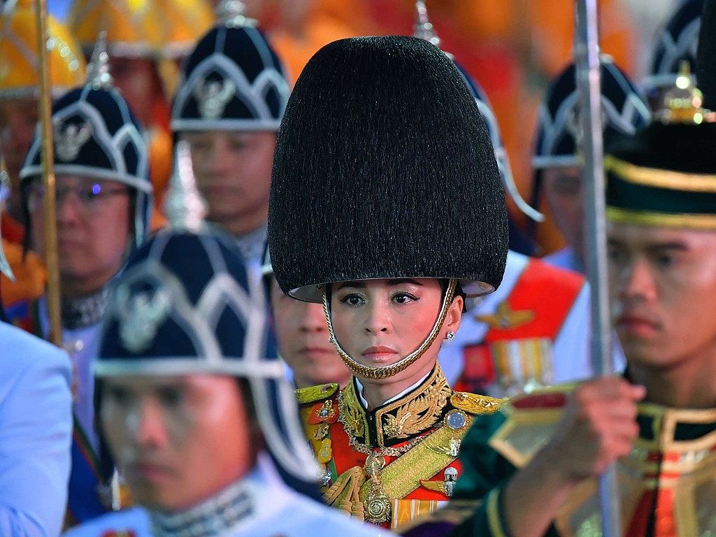 王妃被废黜后 泰国王后身穿军装亮相游行活动（组图） - 2
