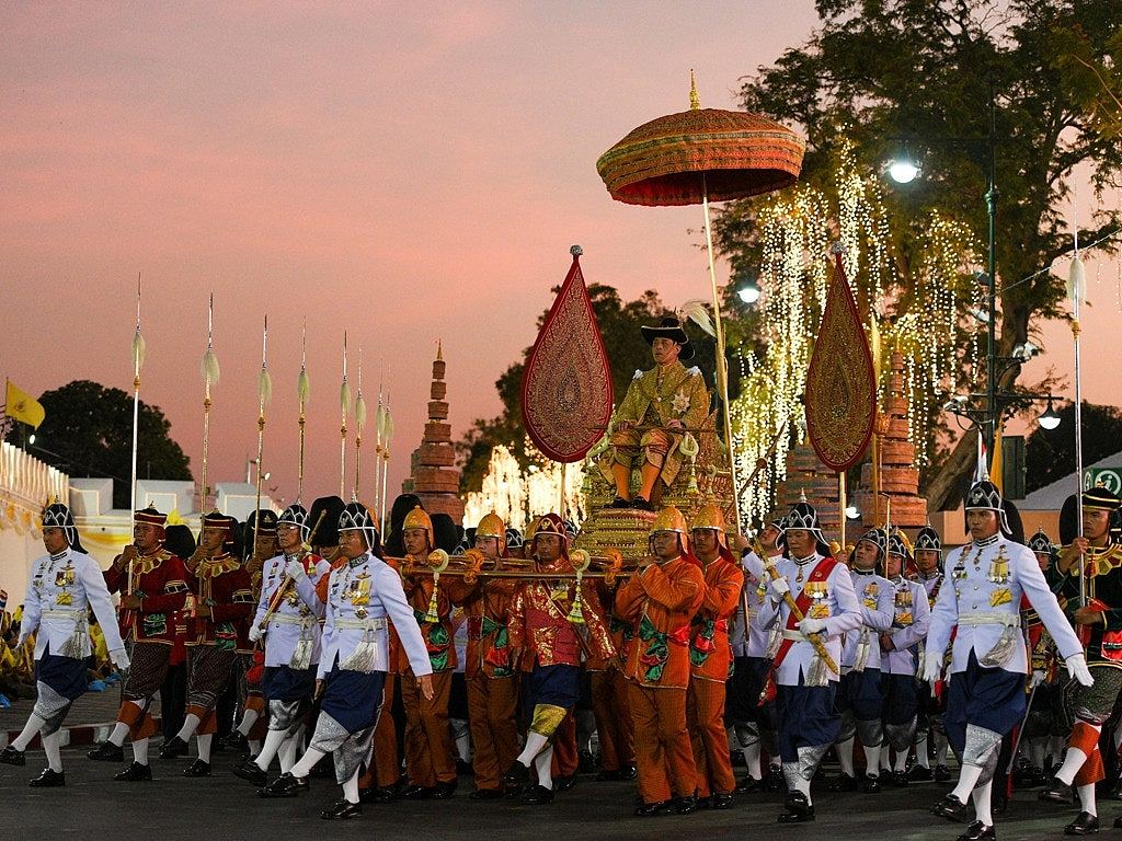 王妃被废黜后 泰国王后身穿军装亮相游行活动（组图） - 4