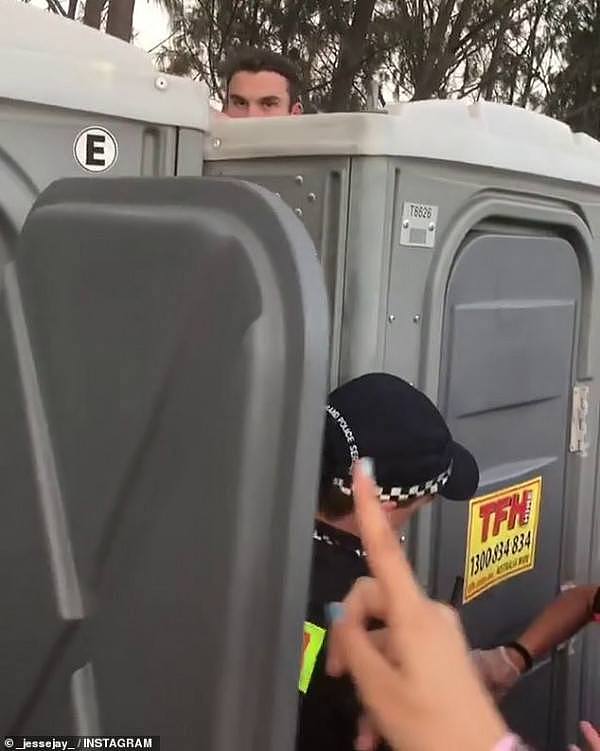 发酒疯？！黄金海岸男子在移动厕所上“飞檐走壁”，视频火爆抖音网络（视频/组图） - 2