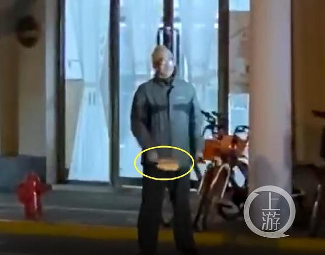 上海警方街头连开七枪，制服戴头套持刀男子