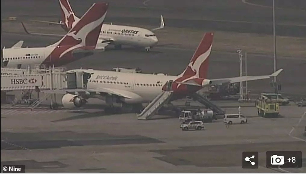 视频曝光！悉尼航班紧急迫降，客舱浓烟滚滚！鲜血飞溅，多人受伤！空姐尖叫快跑，却还有乘客疯了般拿行李…（视频/组图） - 24