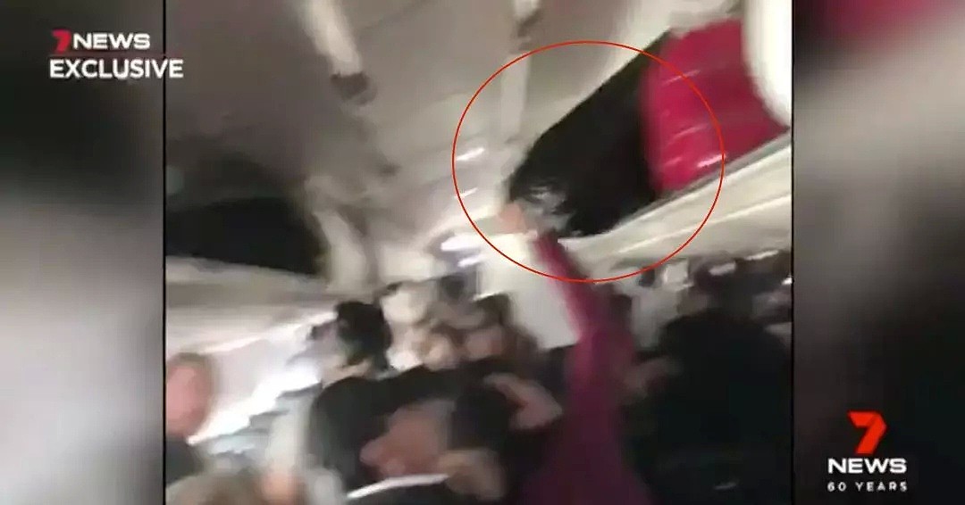 视频曝光！悉尼航班紧急迫降，客舱浓烟滚滚！鲜血飞溅，多人受伤！空姐尖叫快跑，却还有乘客疯了般拿行李…（视频/组图） - 30