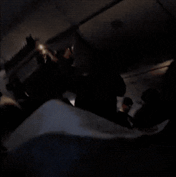 视频曝光！悉尼航班紧急迫降，客舱浓烟滚滚！鲜血飞溅，多人受伤！空姐尖叫快跑，却还有乘客疯了般拿行李…（视频/组图） - 51