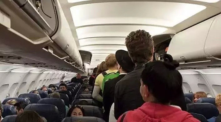 视频曝光！悉尼航班紧急迫降，客舱浓烟滚滚！鲜血飞溅，多人受伤！空姐尖叫快跑，却还有乘客疯了般拿行李…（视频/组图） - 55