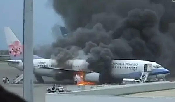 视频曝光！悉尼航班紧急迫降，客舱浓烟滚滚！鲜血飞溅，多人受伤！空姐尖叫快跑，却还有乘客疯了般拿行李…（视频/组图） - 56