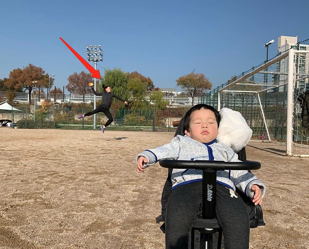 韩国37岁女明星暴走式带娃，儿子一脸厌世，也太好笑了吧！ （组图） - 42