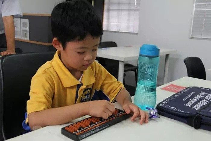 中国算盘居然风靡澳洲！澳洲6岁小学生竟能以惊人速度打算盘... - 1