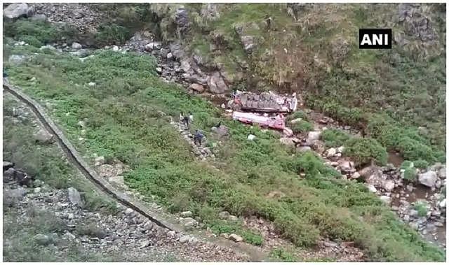 尼泊尔客车五百米高处坠谷，14人遇难，现场遗体四处散落